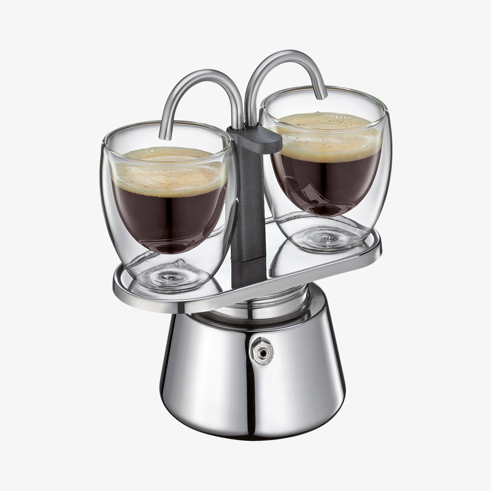 Espressomaskinen fra Cilio har en induktionsvenlig bund og en anden speciel funktion: esprossoen loeber direkte ned i kopperne.