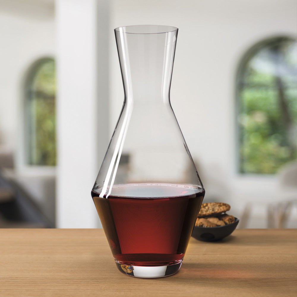 Karaflen kan indeholde 1 liter som gør at der med ynde kan være en flaske vin i, uden den ser for fyldt ud.