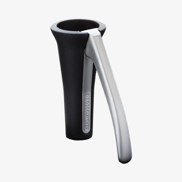 sort noeddeknaekker med staal haandtag